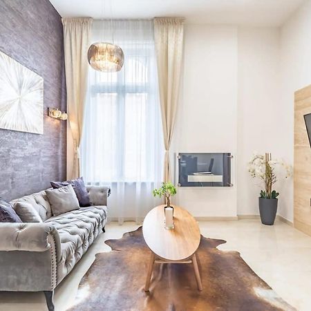 Appartamento Splendid Perfectly Located Flat With Sauna Budapest Esterno foto