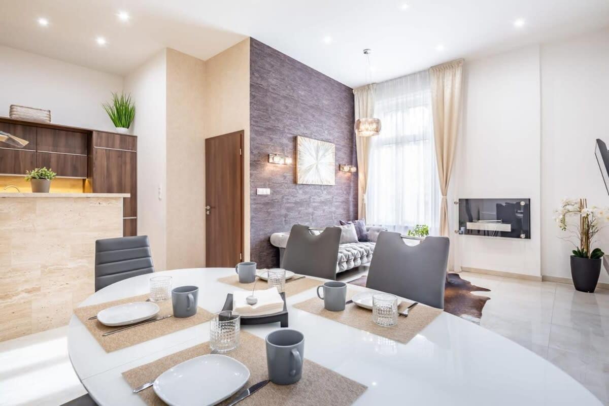 Appartamento Splendid Perfectly Located Flat With Sauna Budapest Esterno foto