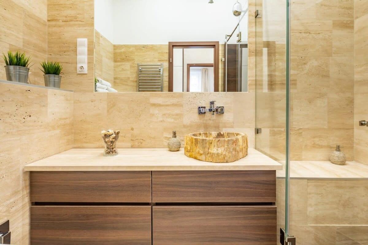 Appartamento Splendid Perfectly Located Flat With Sauna Budapest Esterno foto