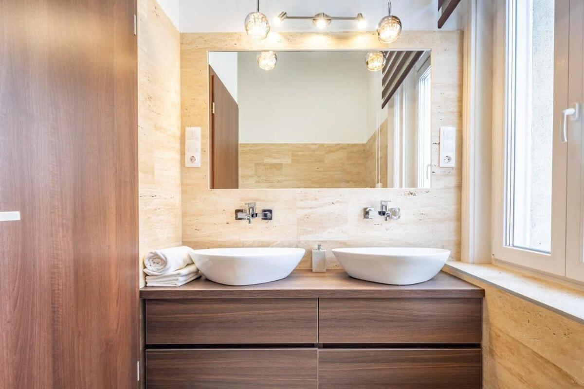 Appartamento Splendid Perfectly Located Flat With Sauna Budapest Esterno foto