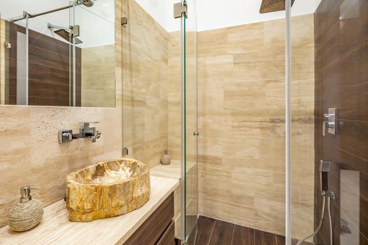 Appartamento Splendid Perfectly Located Flat With Sauna Budapest Esterno foto