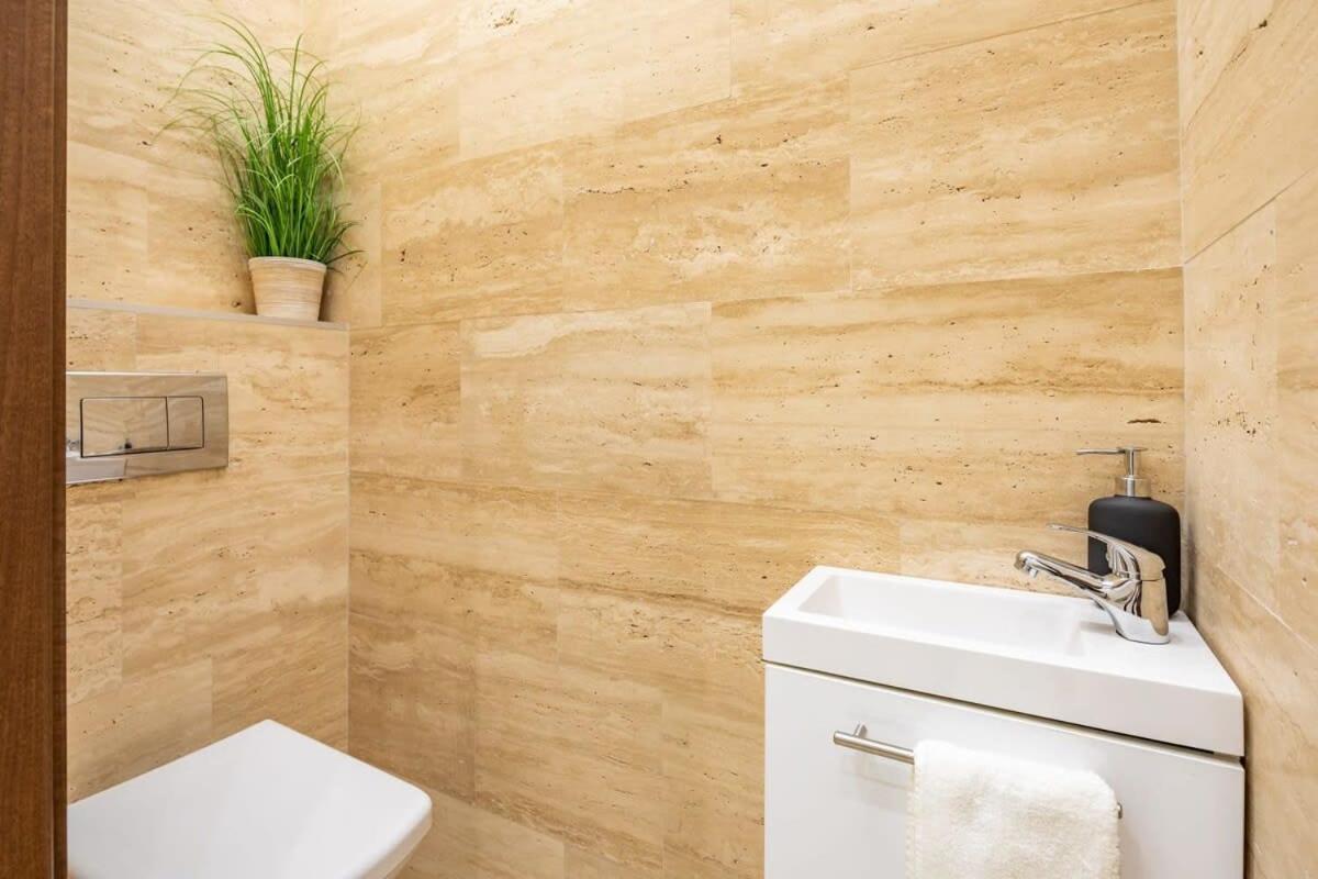 Appartamento Splendid Perfectly Located Flat With Sauna Budapest Esterno foto