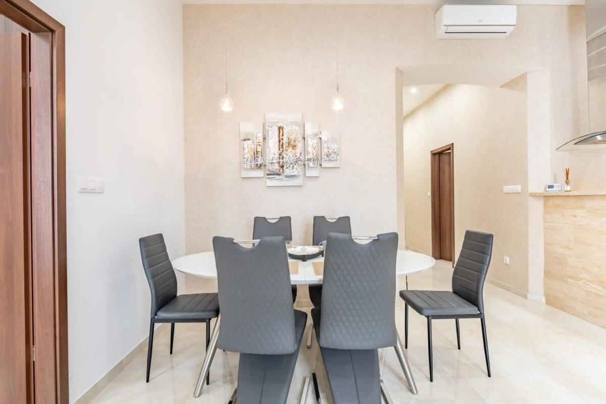 Appartamento Splendid Perfectly Located Flat With Sauna Budapest Esterno foto