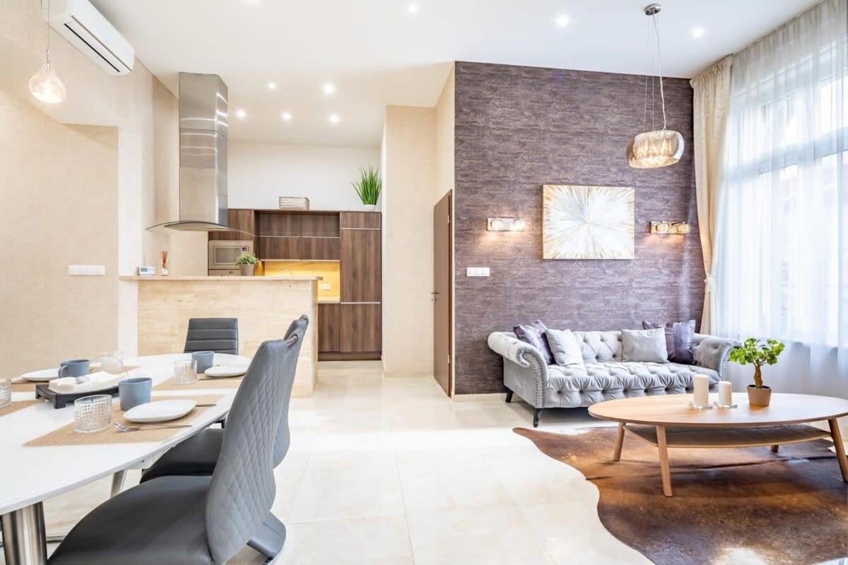 Appartamento Splendid Perfectly Located Flat With Sauna Budapest Esterno foto